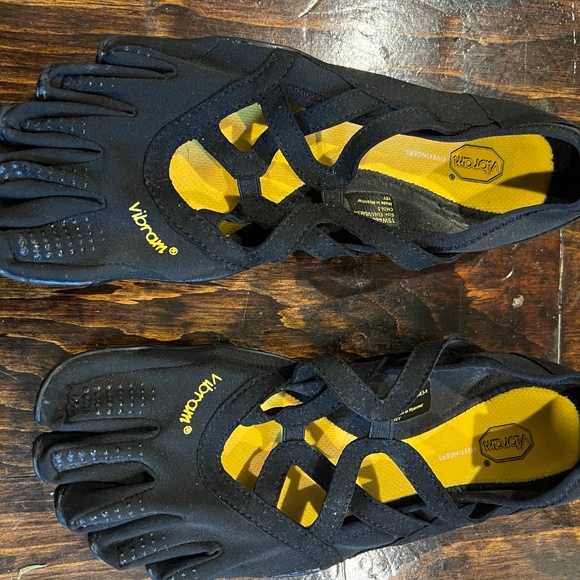 Vibram Alitza Loop Black  Toe Shoes - Picture 2 of 5
